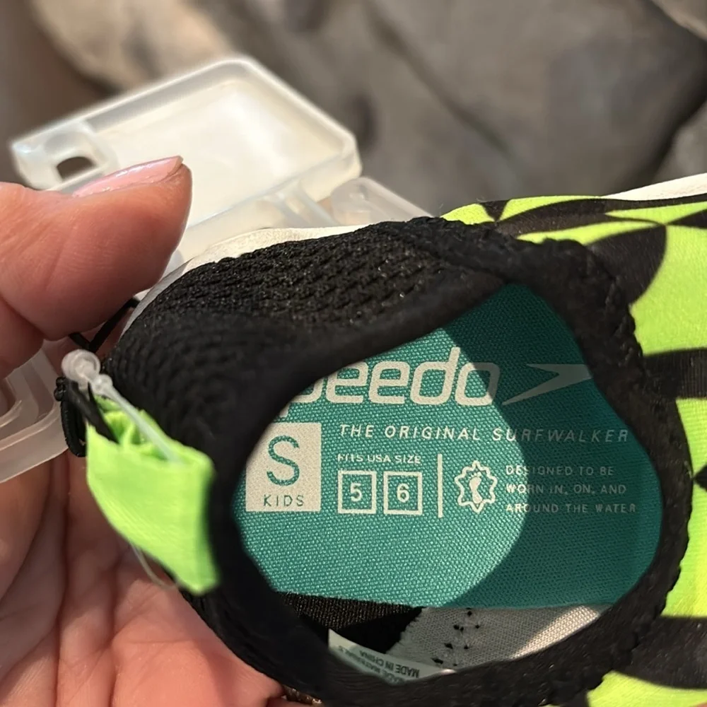 Speedo Black & neon green water shoes,UV protection,slip on,pull tab,tread,light